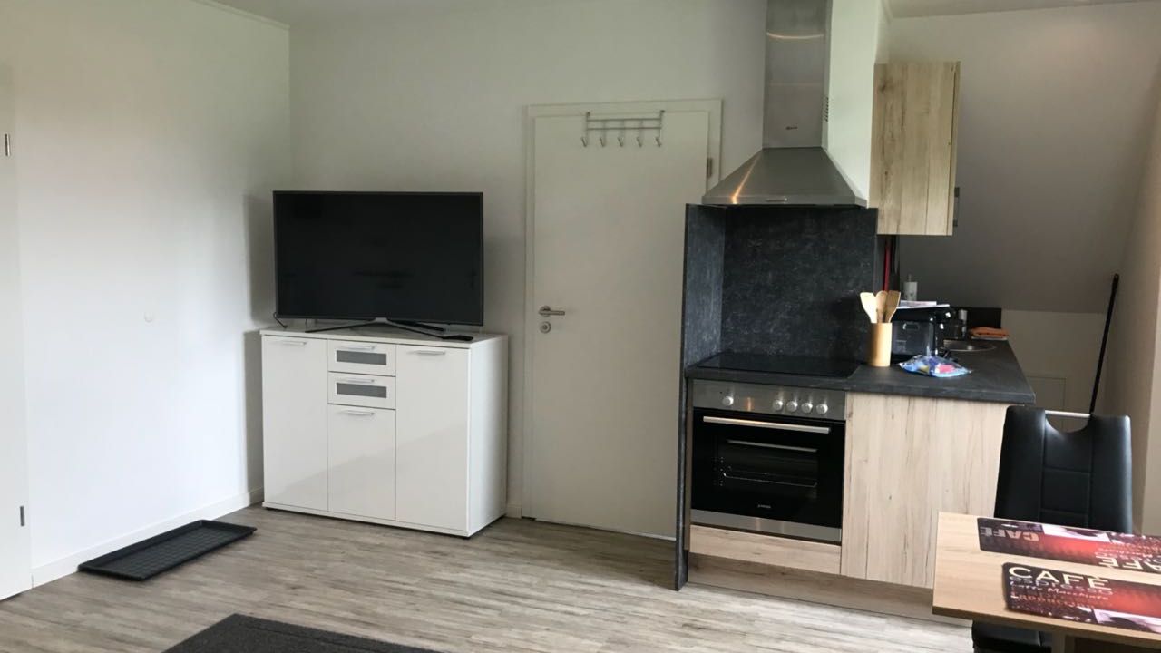 offene Küche mit Boxspringbett, Essbereich und Flat TV offene Küche mit Boxspringbett, Essbereich und Flat TV